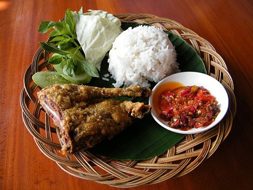 Tin tức - Đến Indonesia cổ vũ cho Olympic Việt Nam đừng quên thử những món ăn đặc sản này (Hình 3).