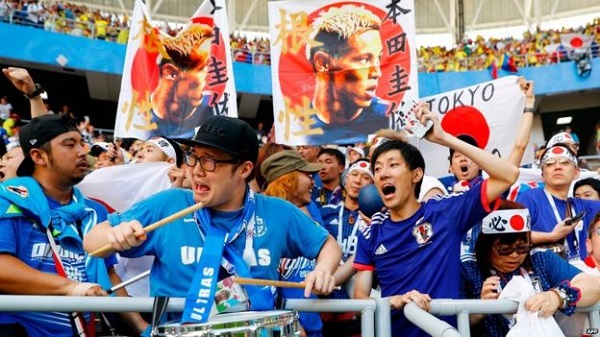 Tin thế giới - Cổ động viên Nhật Bản dọn rác trên khán đài sau trận đấu với Colombia khiến cộng đồng mạng khâm phục