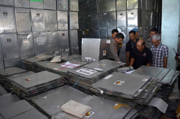 Tin tức - Indonesia: Đội an ninh bảo vệ kho phiếu bầu cử khẳng định có... ma đến quấy rối