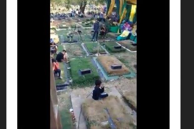 Tin tức - Ban nhạc Indonesia biểu diễn giữa nghĩa trang gây tranh cãi