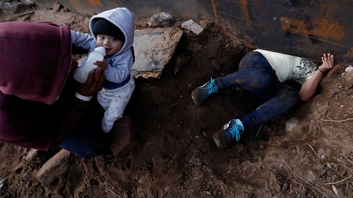 Tin thế giới - Cậu bé 8 tháng tuổi được bố ‘luồn’ qua lỗ hổng ở bức tường biên giới Mexico sang Mỹ