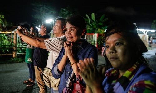Tin thế giới - Những cầu thủ nhí được giải cứu từ hang Tham Luang chưa thể gặp cha mẹ