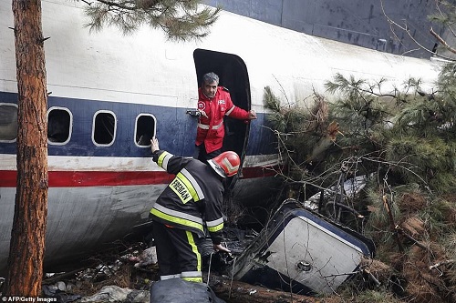 Tin thế giới - Hiện trường vụ tai nạn máy bay ở Iran khiến 15 người thiệt mạng (Hình 3).