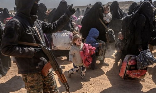 Tin thế giới - Tình hình Syria: Hơn 3.000 kẻ khủng bố IS và thân nhân lũ lượt ra đầu hàng 