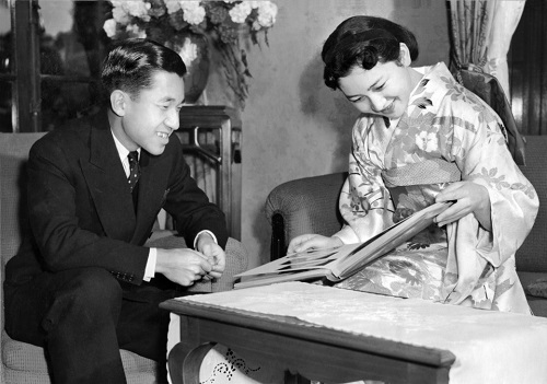 Tin thế giới - Chùm ảnh: Chuyện tình lãng mạn 60 năm của Nhà vua và Hoàng hậu Nhật Bản (Hình 4).