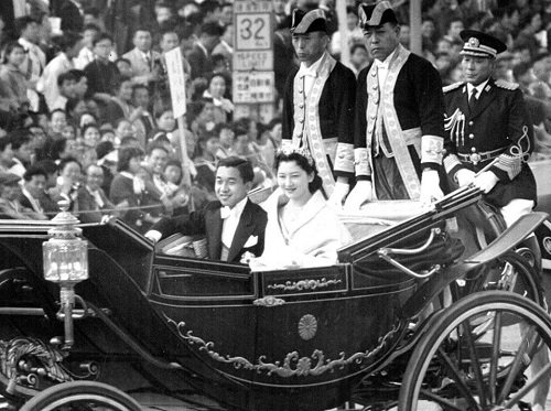 Tin thế giới - Chùm ảnh: Chuyện tình lãng mạn 60 năm của Nhà vua và Hoàng hậu Nhật Bản (Hình 5).