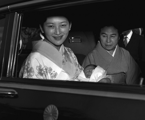 Tin thế giới - Chùm ảnh: Chuyện tình lãng mạn 60 năm của Nhà vua và Hoàng hậu Nhật Bản (Hình 7).