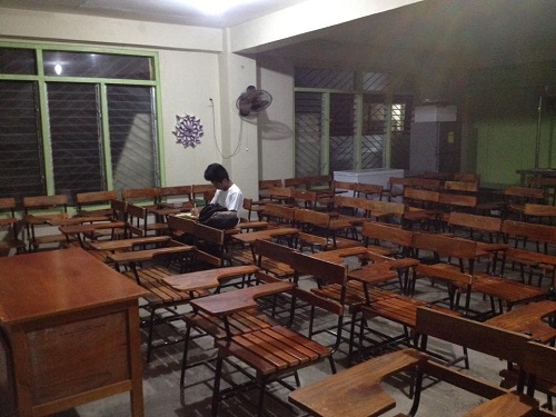Tin tức - Mặc kệ bão MangKhut, nam sinh Philippines vẫn ở lại lớp làm bài tập
