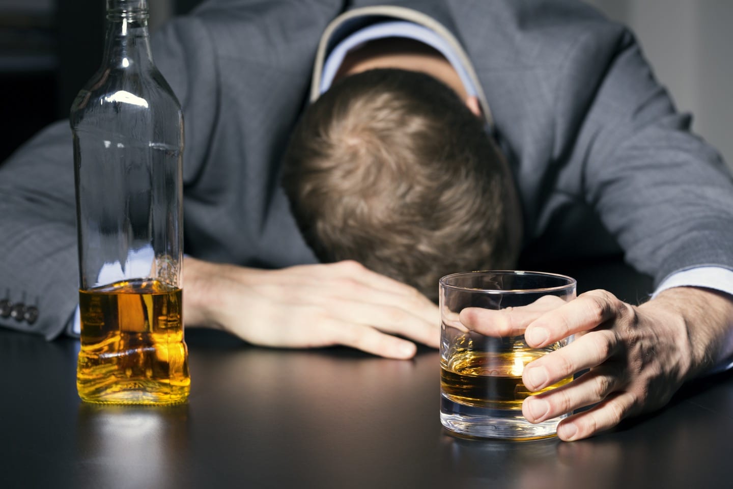 Y tế - Chuyên gia mách 'bí kíp' nhận biết methanol trong rượu để tránh ngộ độc