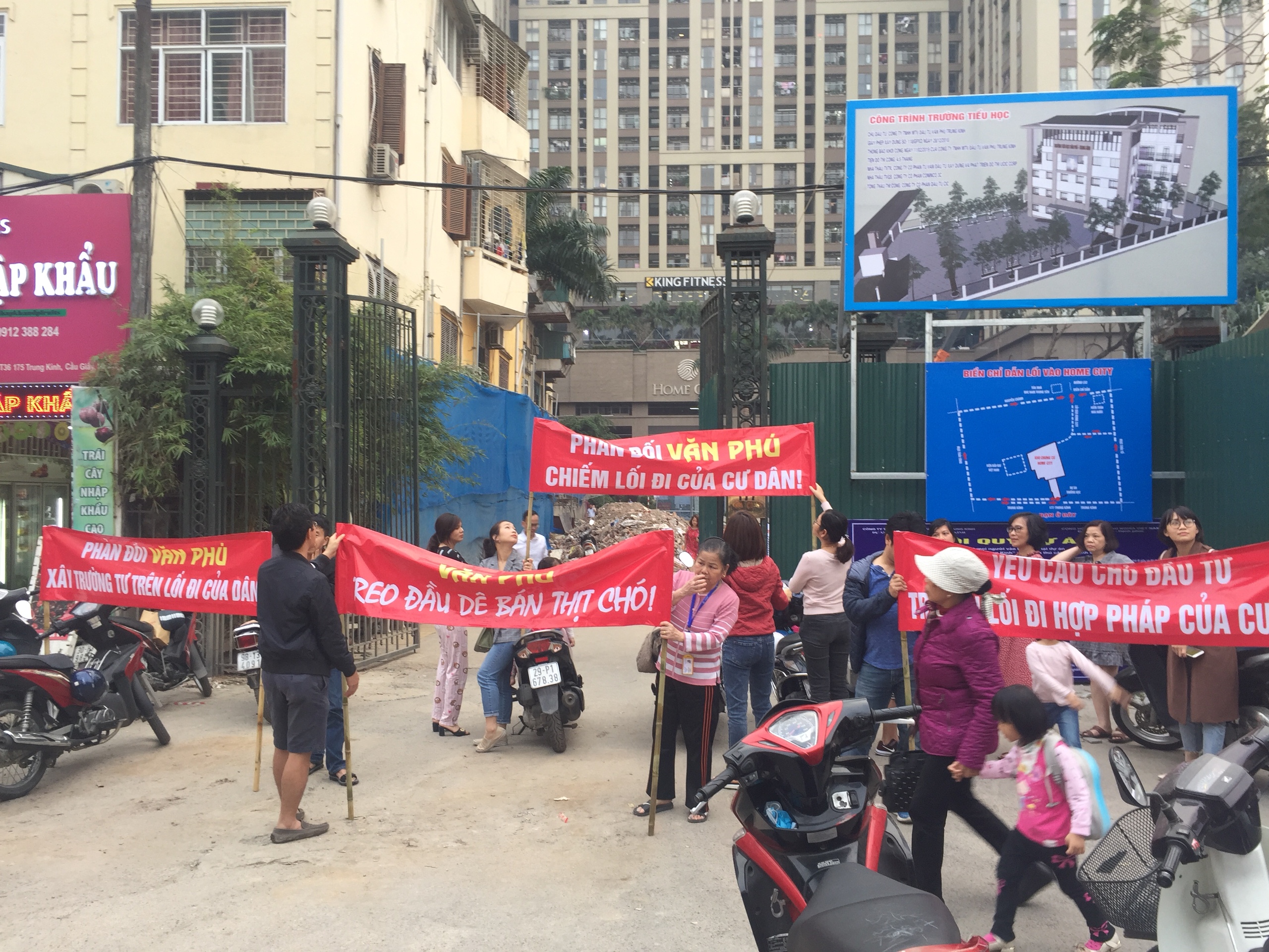 Xã hội - Hà Nội: Cư dân Home City căn băng rôn phản đối CĐT Văn Phú vì bỗng nhiên bị bịt lối đi (Hình 6).