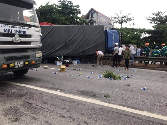 Xã hội - Kim Thành - Hải Dương: Một xe tải chở nước đóng chai Aquafina bất ngờ lật đổ gây hậu quả đặc biệt nghiêm trọng (Hình 3).