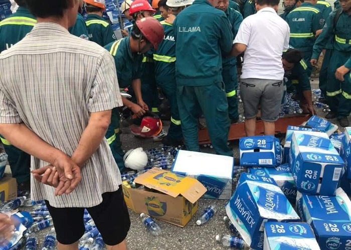 Xã hội - Kim Thành - Hải Dương: Một xe tải chở nước đóng chai Aquafina bất ngờ lật đổ gây hậu quả đặc biệt nghiêm trọng (Hình 2).