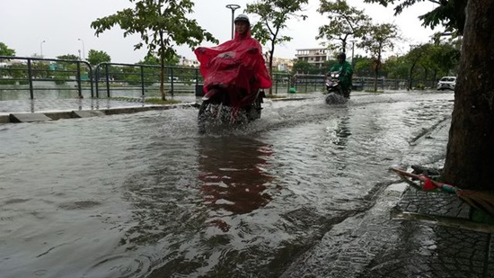 Tin trong nước - Đà Nẵng mênh mông nước, nhiều tuyến đường ngập nặng sau trận mưa đêm