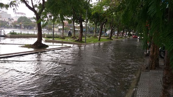 Tin trong nước - Đà Nẵng mênh mông nước, nhiều tuyến đường ngập nặng sau trận mưa đêm (Hình 3).