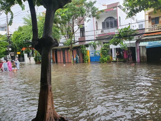 Tin trong nước - Đà Nẵng mênh mông nước, nhiều tuyến đường ngập nặng sau trận mưa đêm (Hình 4).