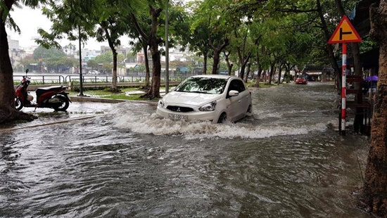 Tin trong nước - Đà Nẵng mênh mông nước, nhiều tuyến đường ngập nặng sau trận mưa đêm (Hình 5).
