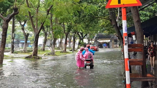 Tin trong nước - Đà Nẵng mênh mông nước, nhiều tuyến đường ngập nặng sau trận mưa đêm (Hình 6).