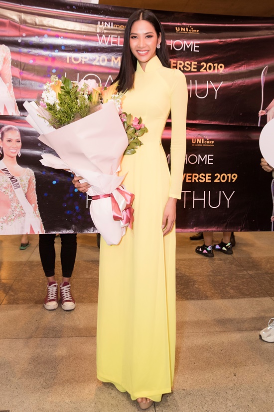 Giải trí - Á hậu Hoàng Thùy đẹp dịu dàng trong tà áo dài, trở về sau 10 ngày thi Miss Universe 2019