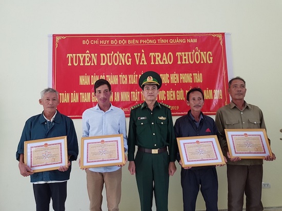 Việc tốt quanh ta - Quảng Nam: Khen thưởng người nhặt được 26 bánh heroin tại bờ biển