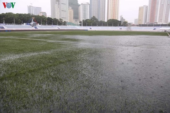 Bóng đá - Mặc trời mưa bão, trận đấu U22 Việt Nam - U22 Singapore vẫn diễn ra (Hình 2).