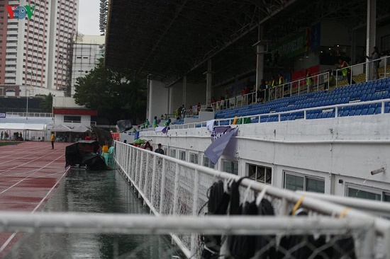 Bóng đá - Mặc trời mưa bão, trận đấu U22 Việt Nam - U22 Singapore vẫn diễn ra (Hình 3).