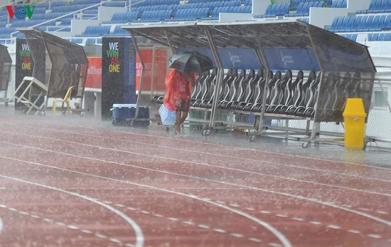 Bóng đá - Mặc trời mưa bão, trận đấu U22 Việt Nam - U22 Singapore vẫn diễn ra (Hình 4).