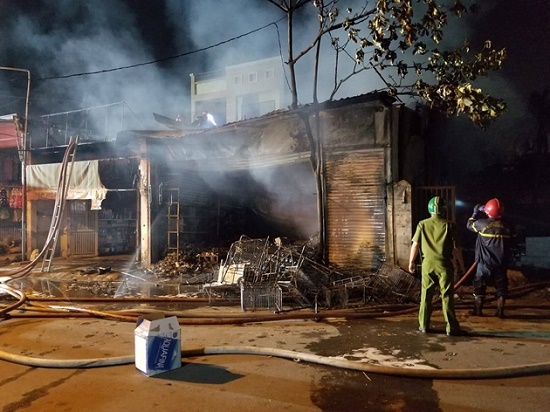 Tin trong nước - Dùng xà beng phá cửa giải cứu 5 người mắc kẹt trong vụ cháy kinh hoàng lúc nửa đêm