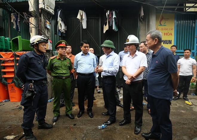 Tin trong nước - Vụ cháy 8 người chết và mất tích ở Hà Nội: Chủ tịch Nguyễn Đức Chung trực tiếp chỉ đạo chữa cháy (Hình 4).