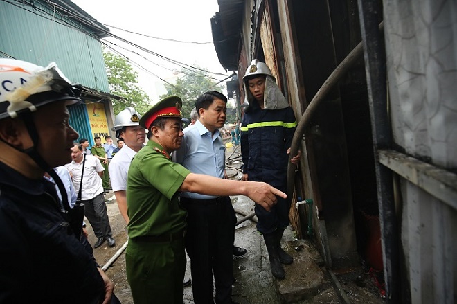 Tin trong nước - Vụ cháy 8 người chết và mất tích ở Hà Nội: Chủ tịch Nguyễn Đức Chung trực tiếp chỉ đạo chữa cháy (Hình 3).