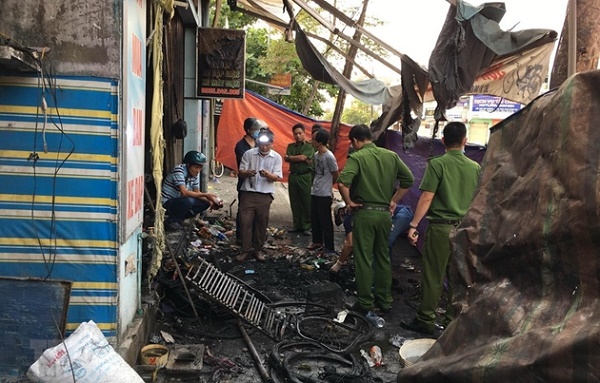 Tin trong nước - Hiện trường ngổn ngang vụ cháy cửa hàng xe điện ở Huế khiến 3 người tử vong (Hình 3).