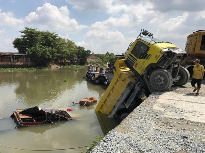 Tin trong nước - Tai nạn hy hữu: Xe ben nhấn chìm thuyền tạp hóa trên sông