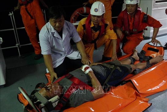 Tin trong nước - Trắng đêm giải cứu thuyền viên Philippines gặp nạn trên vùng biển Đà Nẵng (Hình 2).