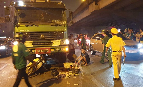 Tin trong nước - Hà Nội: Va chạm kinh hoàng với xe tải, 2 người thương vong
