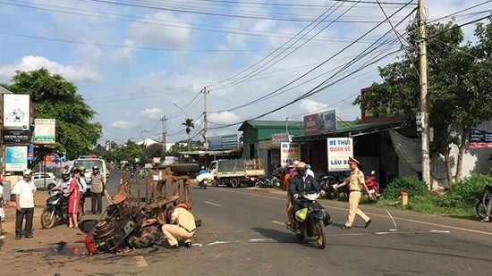 Tin trong nước - Hà Nội: Va chạm kinh hoàng với xe tải, 2 người thương vong (Hình 2).
