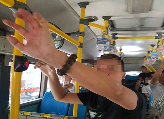 Tin trong nước - Hà Nội: Kẻ biến thái đứng gần nữ sinh cấp 2 trên xe buýt để 'tự sướng'