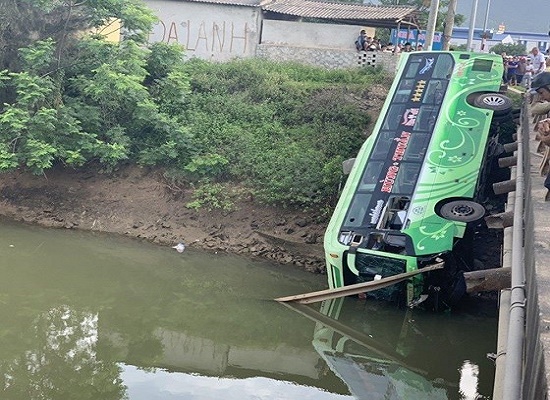 Tin trong nước - Thanh Hóa: Xe khách bất ngờ lao xuống sông khiến 1 người tử vong, nhiều người bị thương