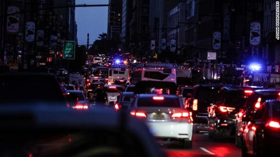Tin thế giới - Một phần New York tê liệt vì mất điện nhiều giờ, hàng vạn người bị ảnh hưởng (Hình 2).