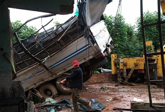 Tin trong nước - Lâm Đồng: Xe tải tông sập nhà dân trong đêm khi đổ đèo Phú Hiệp