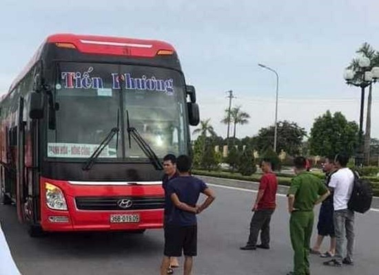 Tin trong nước - Thanh Hóa: Xe khách bị ném đá vỡ gương, hàng chục hành khách hoảng loạn