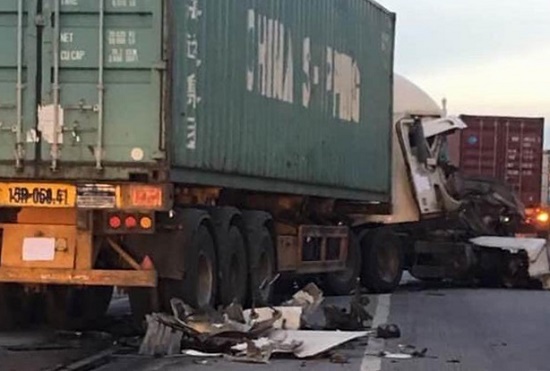 Tin trong nước - Hải Dương: Thêm vụ tai nạn nghiêm trọng trên quốc lộ 5, container đâm xe chở cọc bê tông
