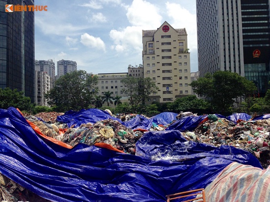 Tin trong nước - Chùm ảnh: Hà Nội ngập trong rác thải vì dân chặn xe vào bãi rác Nam Sơn (Hình 2).