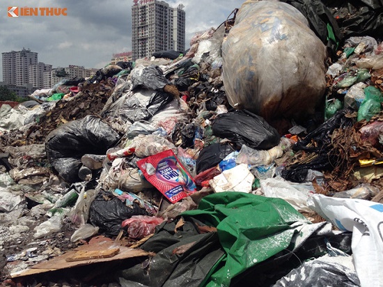 Tin trong nước - Chùm ảnh: Hà Nội ngập trong rác thải vì dân chặn xe vào bãi rác Nam Sơn (Hình 3).