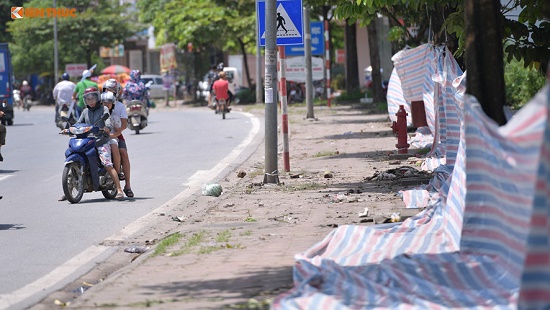 Tin trong nước - Chùm ảnh: Hà Nội ngập trong rác thải vì dân chặn xe vào bãi rác Nam Sơn (Hình 6).