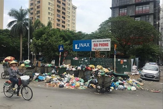Tin trong nước - Chùm ảnh: Hà Nội ngập trong rác thải vì dân chặn xe vào bãi rác Nam Sơn (Hình 9).