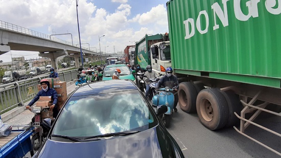 Tin trong nước - TP.HCM: Tắc đường hàng chục km do xe cẩu gặp sự cố trên cầu Phú Mỹ (Hình 4).
