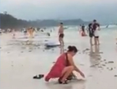 Tin thế giới - Philippines đóng cửa bãi biển vì khách Trung Quốc chôn bỉm trên cát
