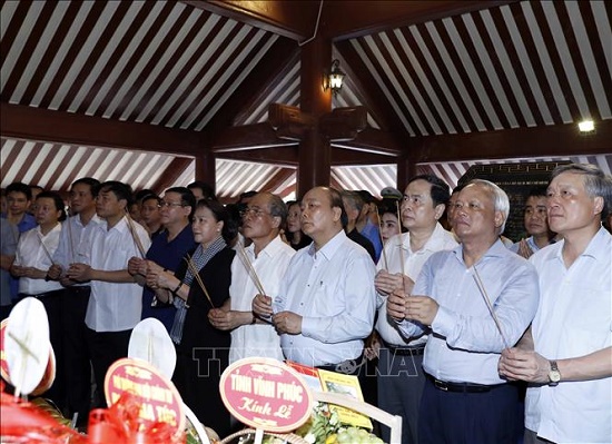 Tin trong nước - Thủ tướng và Chủ tịch Quốc hội dâng hương tưởng niệm Chủ tịch Hồ Chí Minh