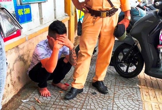 Tin trong nước - Đà Nẵng: Thượng úy CSGT bị đôi nam nữ phóng xe máy bỏ chạy tông chấn thương
