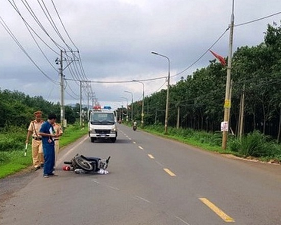 Tin trong nước - Chiến sĩ CSGT bị nam thanh niên không đội mũ bảo hiểm đi xe máy tông trọng thương