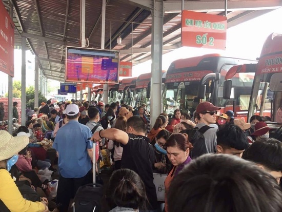Tin trong nước - Hàng nghìn người dân đổ về bến xe lớn nhất TP.HCM ngày cận Tết (Hình 10).